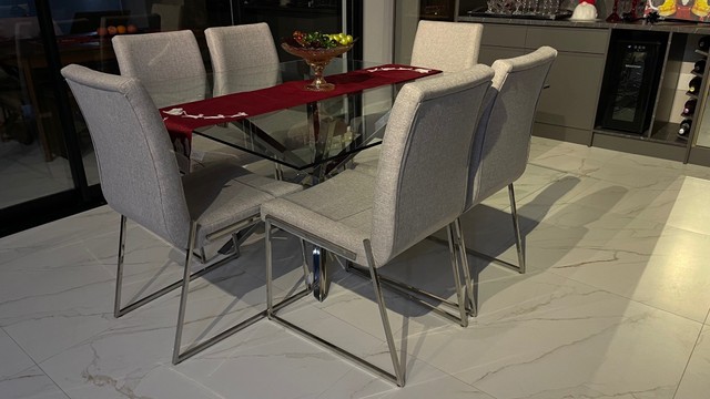 Linda mesa Tok Stok com tampo de vidro 6 lugares  - Foto 2