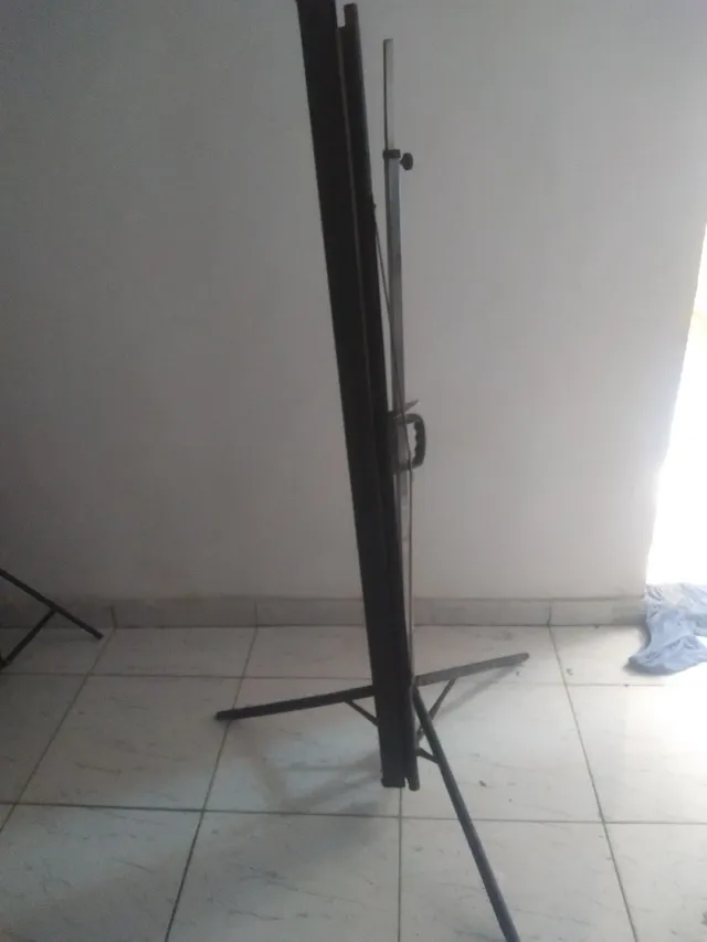 Tela usada para projetor com tripé