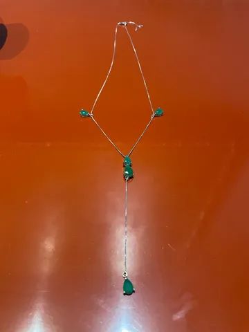 Colar gravatinha semijoia esmeralda 
