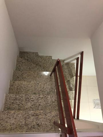 Sobrado: 3 quartos, ampla sacada e garagem coberta para 2 carros - Foto 5