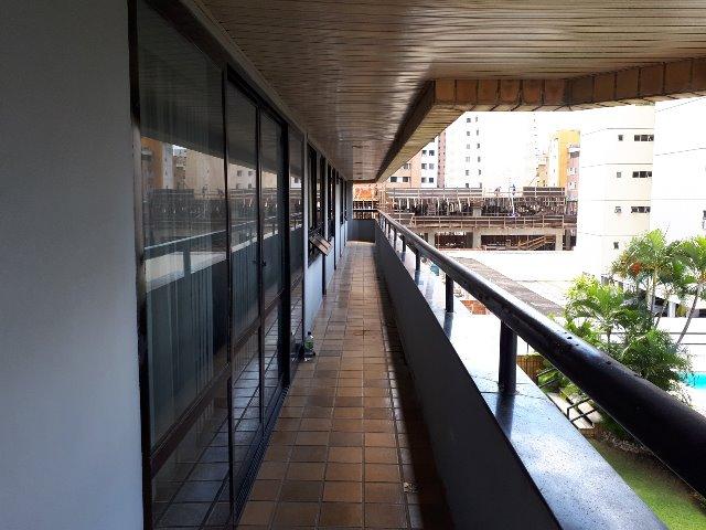 250 m², 3 suítes, gabinete, dependência, 3 vagas - Foto 9