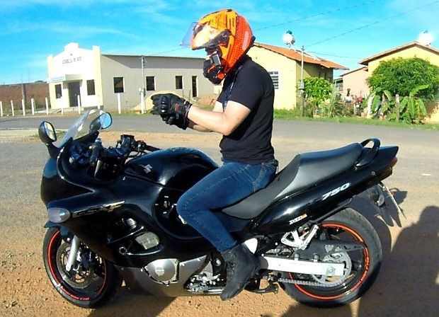 Suzuki GSX 750F Mônica