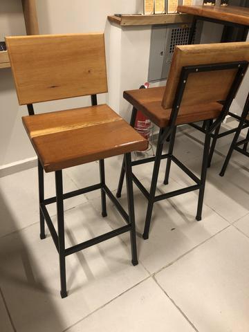 Mesa e bancos de aço e madeira de 4cm