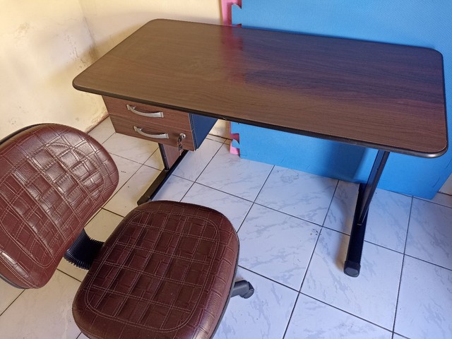 Conjunto mesa e cadeira de escritório 
