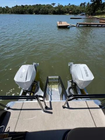 Pontoon F Boat 9500 + 2x Motores de popa Mercury 225 + Carreta 