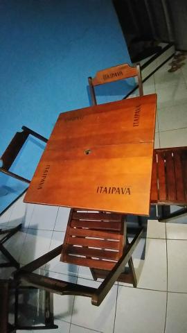 Cadeiras e mesas de madeiras