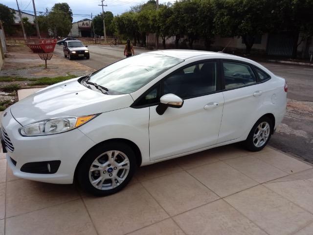 Fiesta Sedã Branco