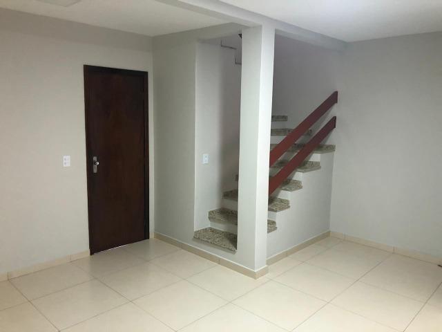 Sobrado: 3 quartos, ampla sacada e garagem coberta para 2 carros - Foto 3