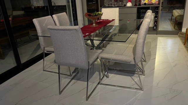 Linda mesa Tok Stok com tampo de vidro 6 lugares 