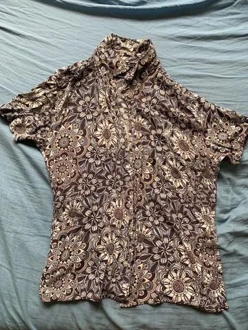 Camisa azul estampada de botão, manga curta, tamanho P, usada - Foto 3