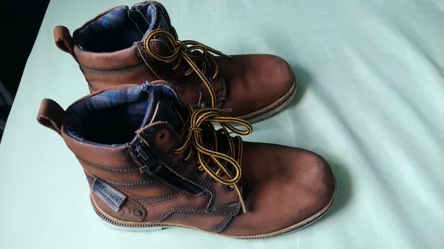 Bota de couro infantil.