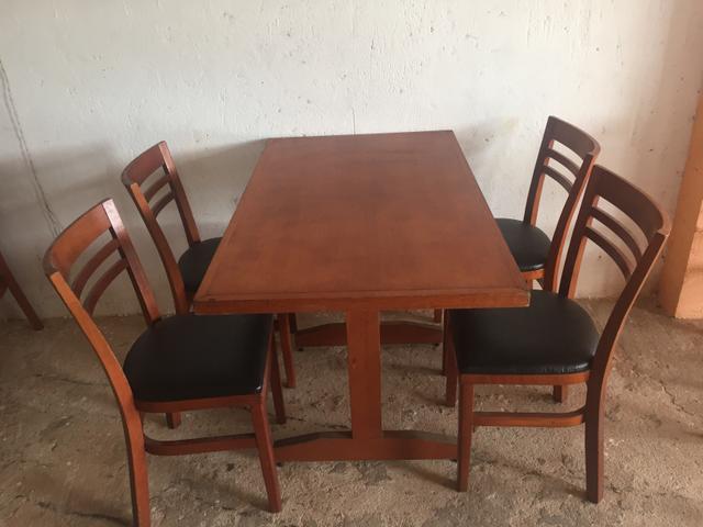 Mesa e cadeiras