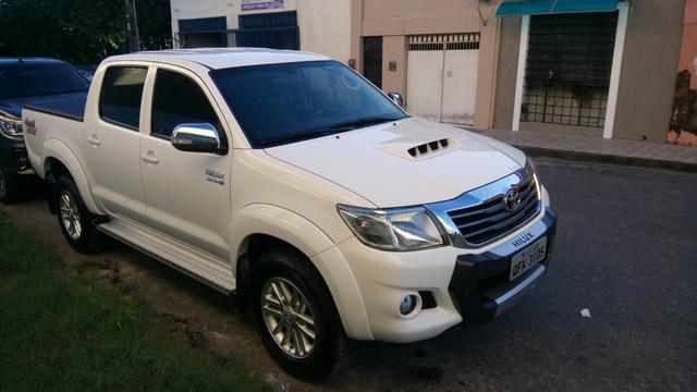 Vendo Hilux bem conservada