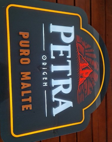 Letreiro luminoso Cerveja Petra