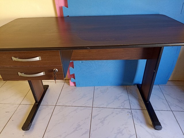 Conjunto mesa e cadeira de escritório 