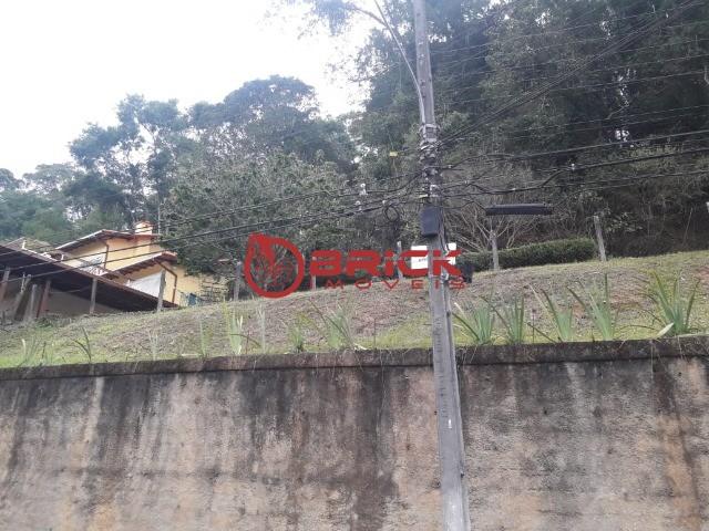Terreno em aclive com 1536 m² na quinta da barra.