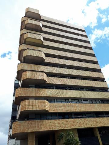 250 m², 3 suítes, gabinete, dependência, 3 vagas