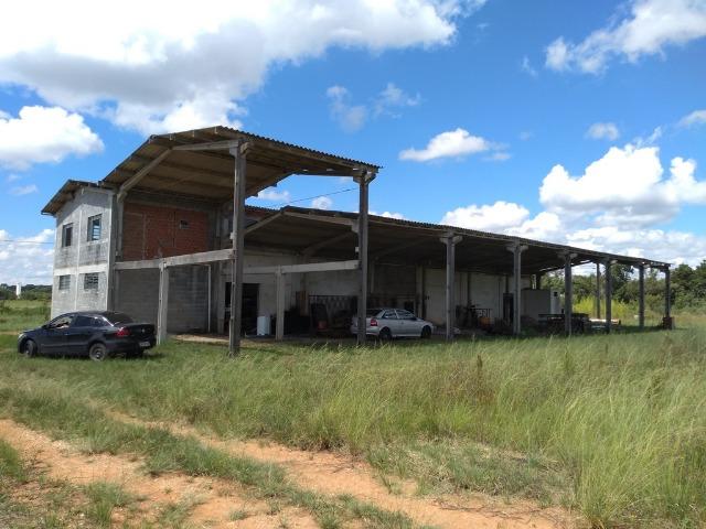 REF 2418 - Área com 24.177 m², sendo 11.000 m² de área limpa e plana. 2 barracões - Foto 3