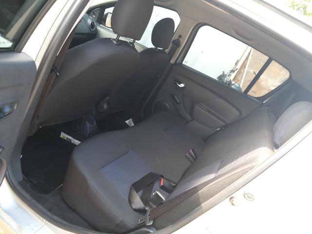 Vendo sandero Expression 1.6 seme automático 8 vaulas completo valor 28.000.00 - Foto 6