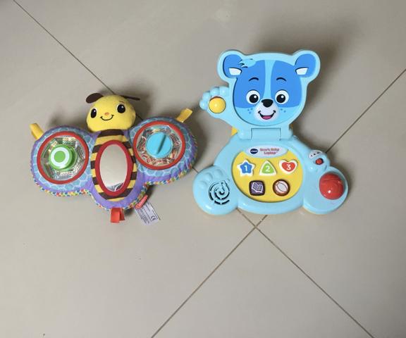 Mesa de Atividades Bilíngue do Cachorrinho - Fisher-Price e dois brinquedos importados - Foto 2