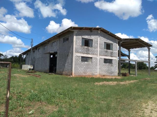 REF 2418 - Área com 24.177 m², sendo 11.000 m² de área limpa e plana. 2 barracões