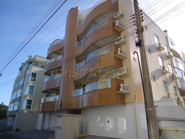 Apartamento com 03 dormitórios á 150 metros da praia de Bombas. Cód.142a
