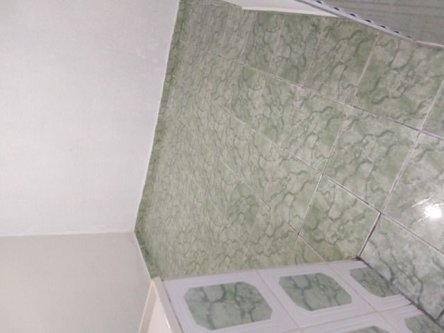 Um quarto com um banheiro - Foto 13