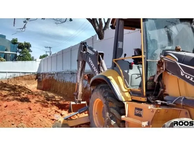 Locação de Retroescavadeira, Terraplanagem, Escavações, Limpeza de terreno, Demolição