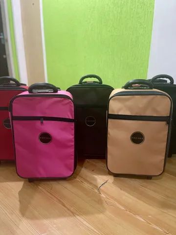 Uma mala de bordo (10kg) com zíper frontal 