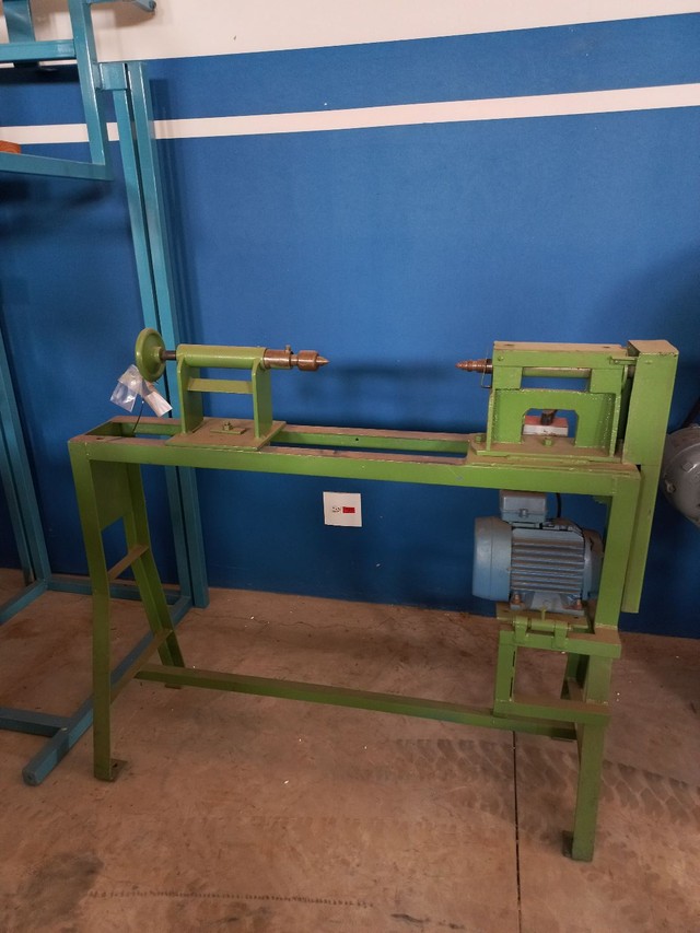Torno simples para madeira com motor trifásico 