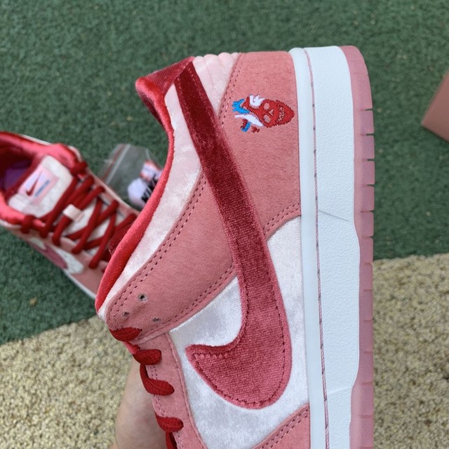 Tênis Nike SB Dunk Low X Strangelove  - Foto 2