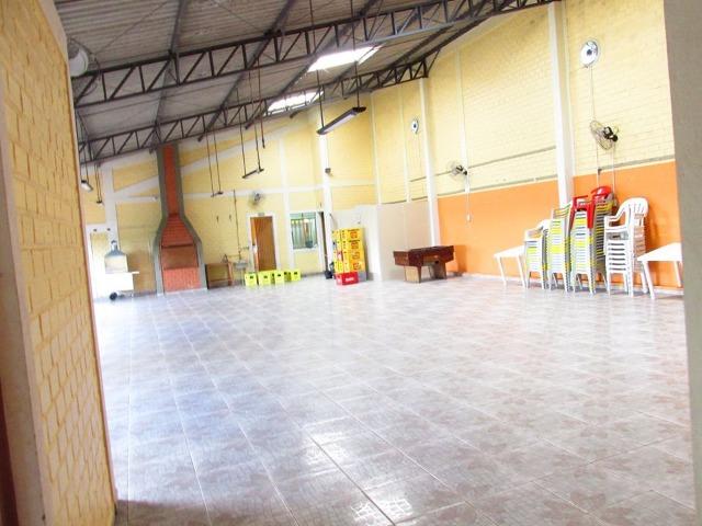 Salão Com 280 Metros Contendo Cadeiras mesas Churrasqueira festas