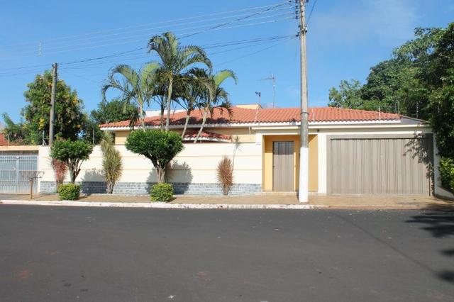 Casa com área de lazer e pomar