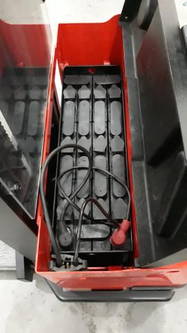 Empilhadeira patolada elétrica Toyota BT - Foto 6