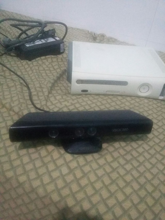 XBOX 360 DESTRAVADO C/KINECT