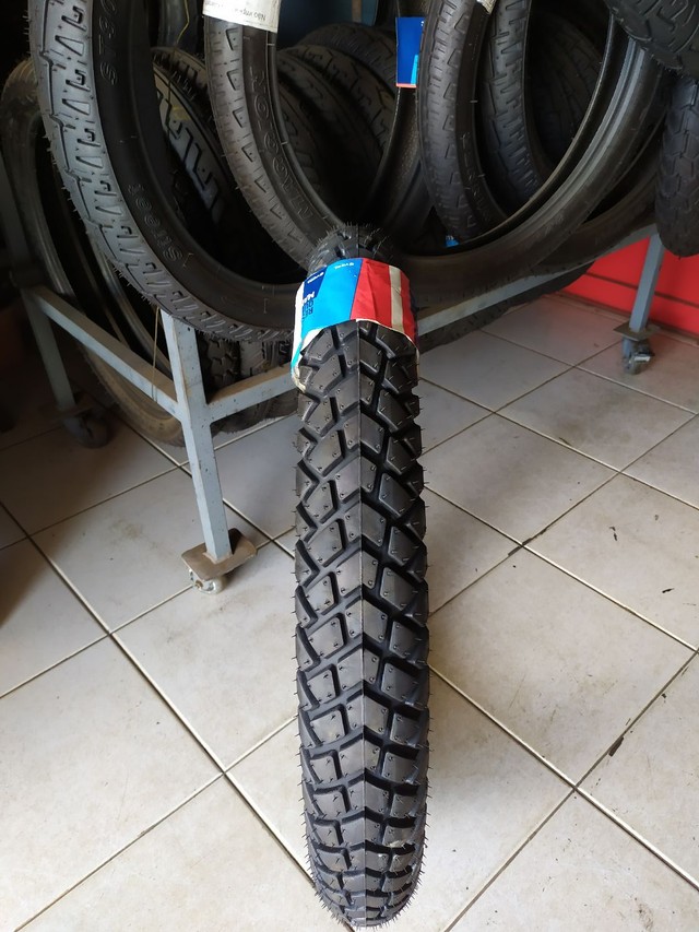 Pneu moto 90 90 21 MC vipal 