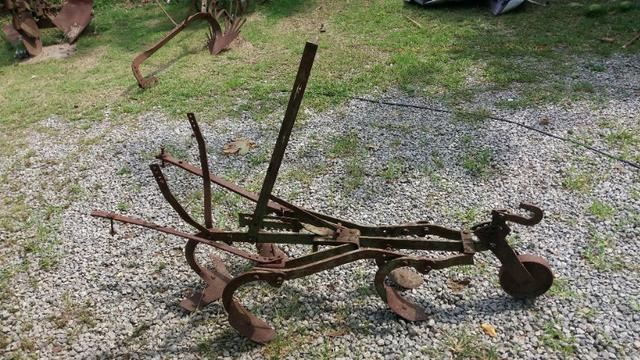 Arado e carpinadeira antiga.para Jardim ou decoração