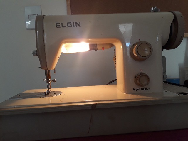 Maquina de Costura Elgin (toque Magico)