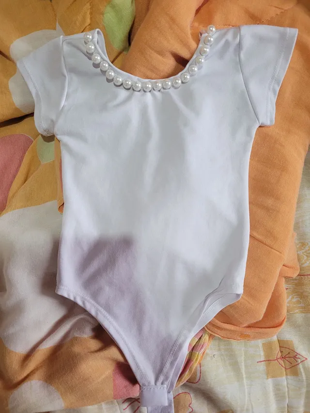 Body infantil para bebê 3/6 meses branco com detalhes em pérolas 