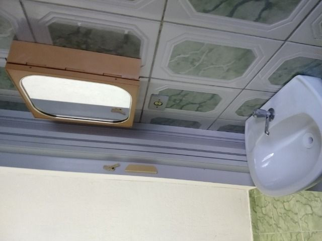 Um quarto com um banheiro - Foto 8