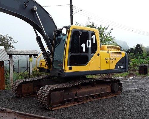 Escavadeira EC210B VOLVO (exigência de nome limpo)