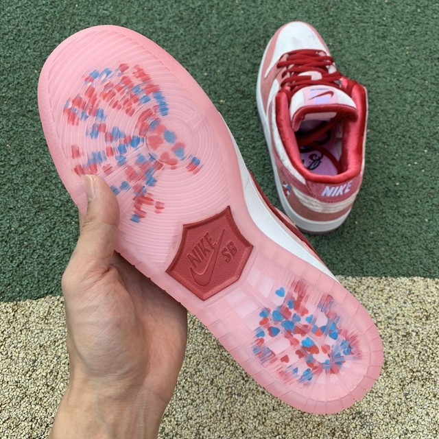 Tênis Nike SB Dunk Low X Strangelove  - Foto 5