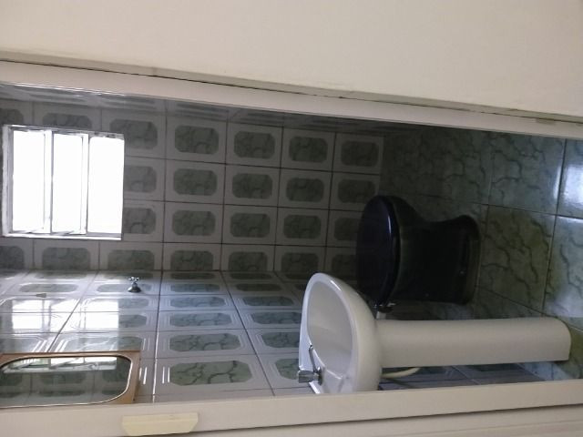 Um quarto com um banheiro - Foto 9