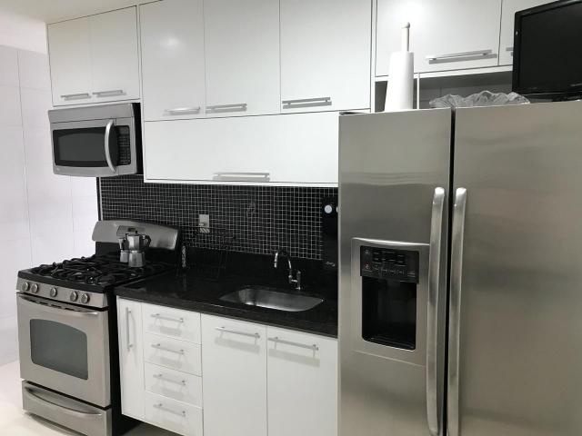 Murano Imobiliária aluga apartamento de 3 quartos mobiliado na Praia da Costa, Vila Velha
