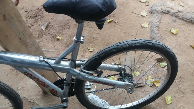 Vendo bicicleta de alumínio Caloi muito leve - Foto 3