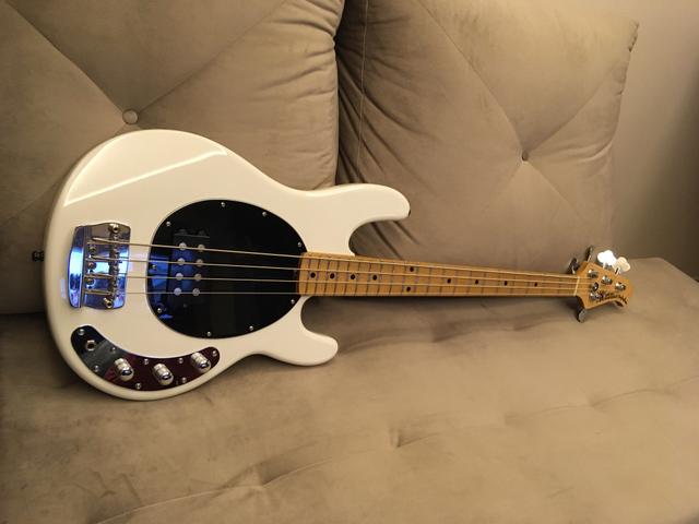 Baixo Ernie Ball Music Man