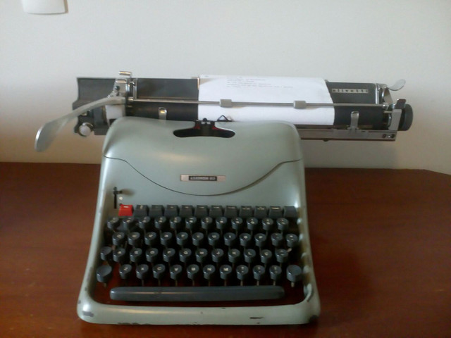 Máquina de escrever antiga Olivetti - Foto 3