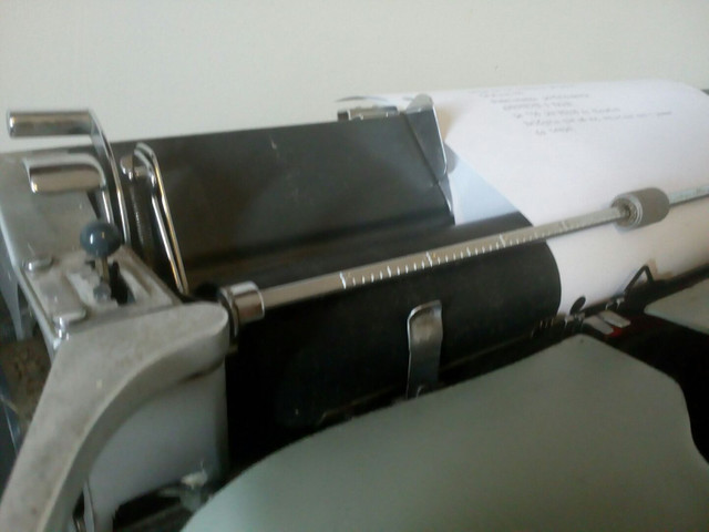 Máquina de escrever antiga Olivetti - Foto 2