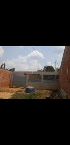Casa localizada próximo a praça do bairro calafate