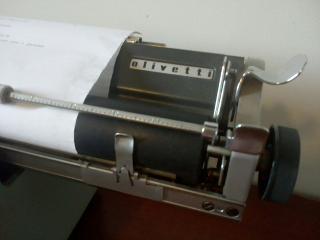 Máquina de escrever antiga Olivetti - Foto 4